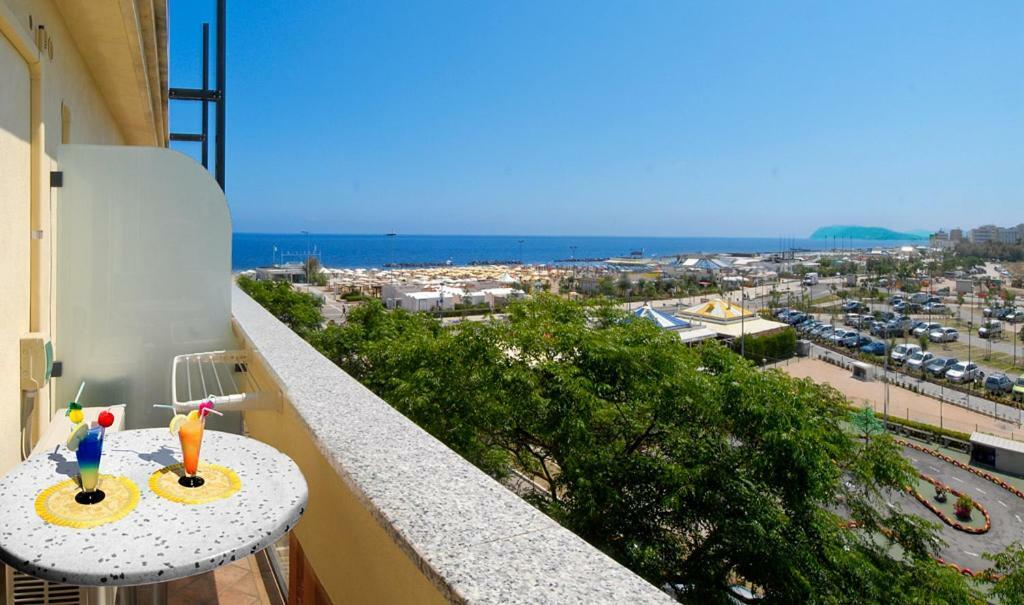 Hotel Alba Serena มิซาโน อาดรีอาติโก ภายนอก รูปภาพ